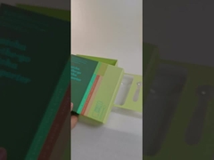 Zusammengefügte Verpackungskarton mit Kunststoffmaterial und Bandzubehör