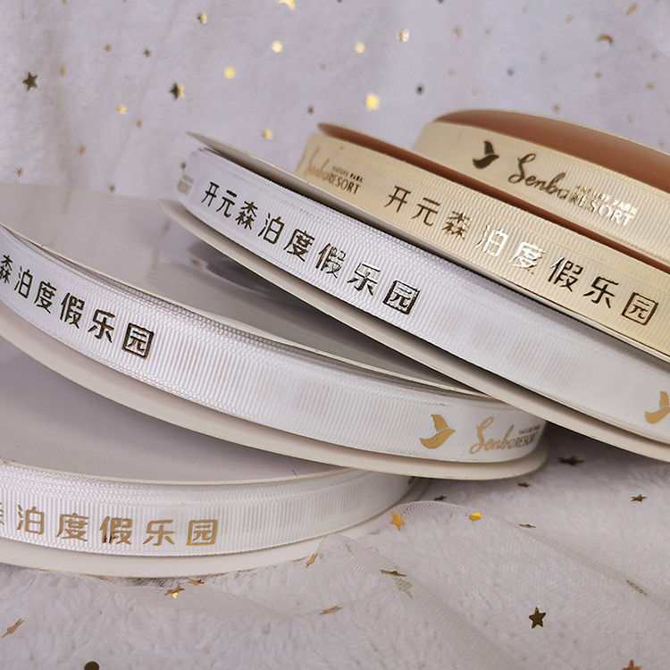 Custom-Geschenkband mit Folien-Logo-Rolle und verschiedenen Farben und Breite