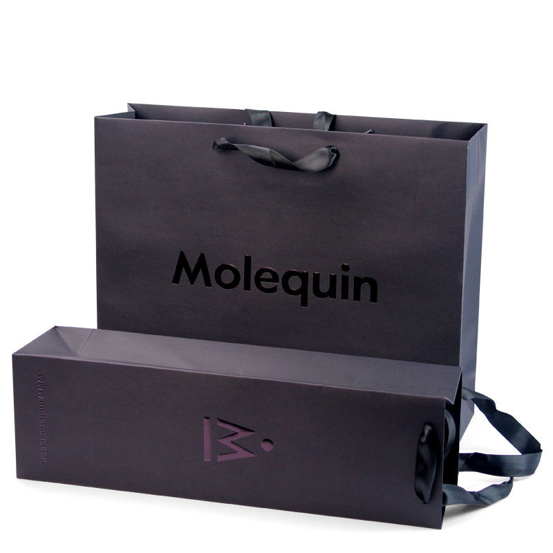 Schwarze Papiertaschen mit Bandgriffe