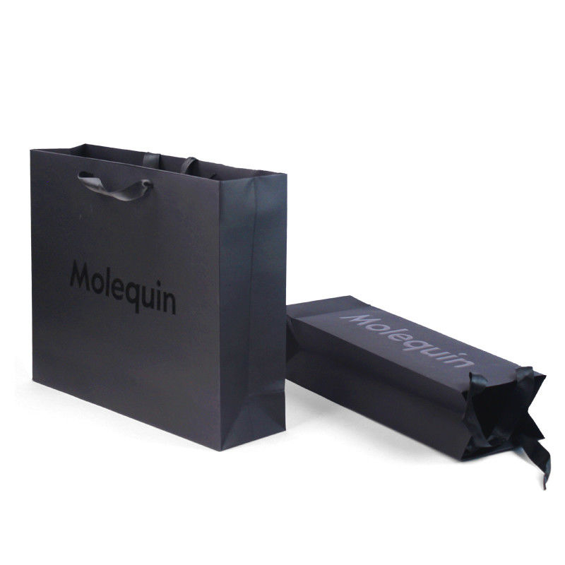 Schwarze Papiertaschen mit Bandgriffe