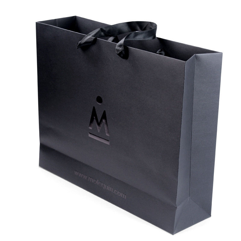 Schwarze Papiertaschen mit Bandgriffe