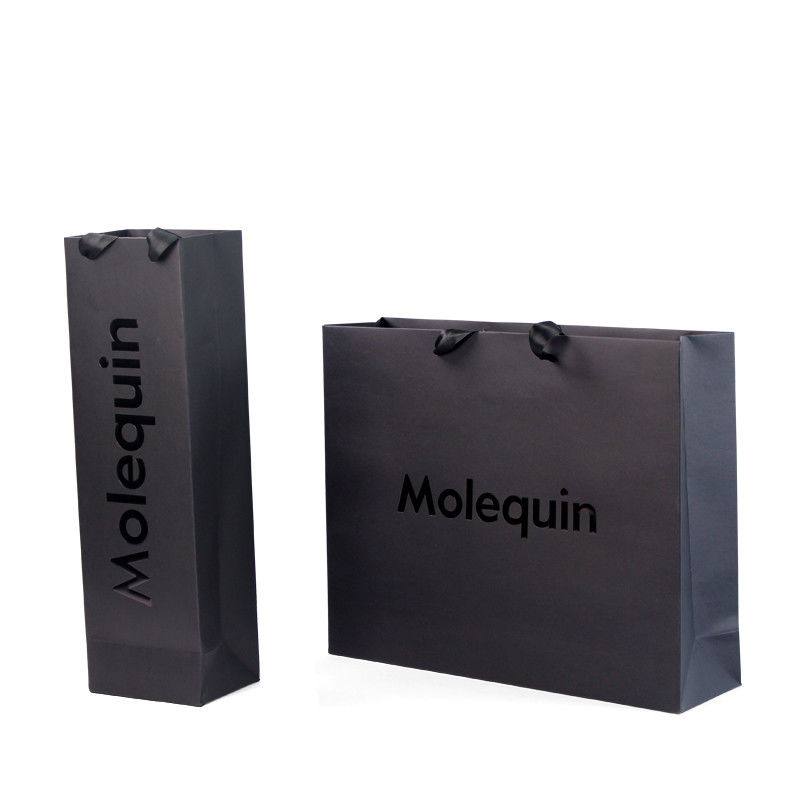 Schwarze Papiertaschen mit Bandgriffe