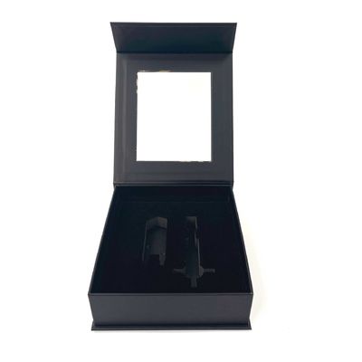 Kundenspezifische schwarze feste magnetische Geschenkbox, die mit klarem Fenster-Schaum-Einsatz verpackt