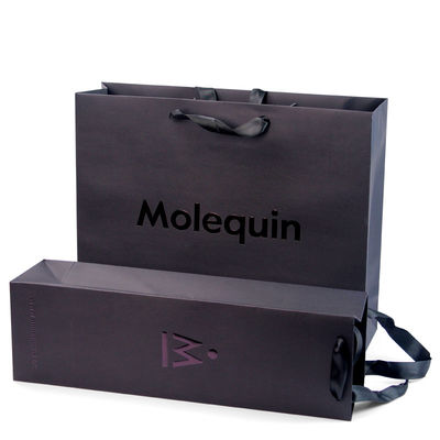 Schwarze Papiertaschen mit Bandgriffe